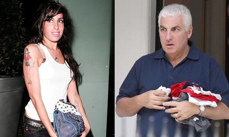 Mitch Winehouse fue señalado por muchos como uno de los grandes responsables. A Mitch lo traicionó su fascinación por la fama, por las cámaras