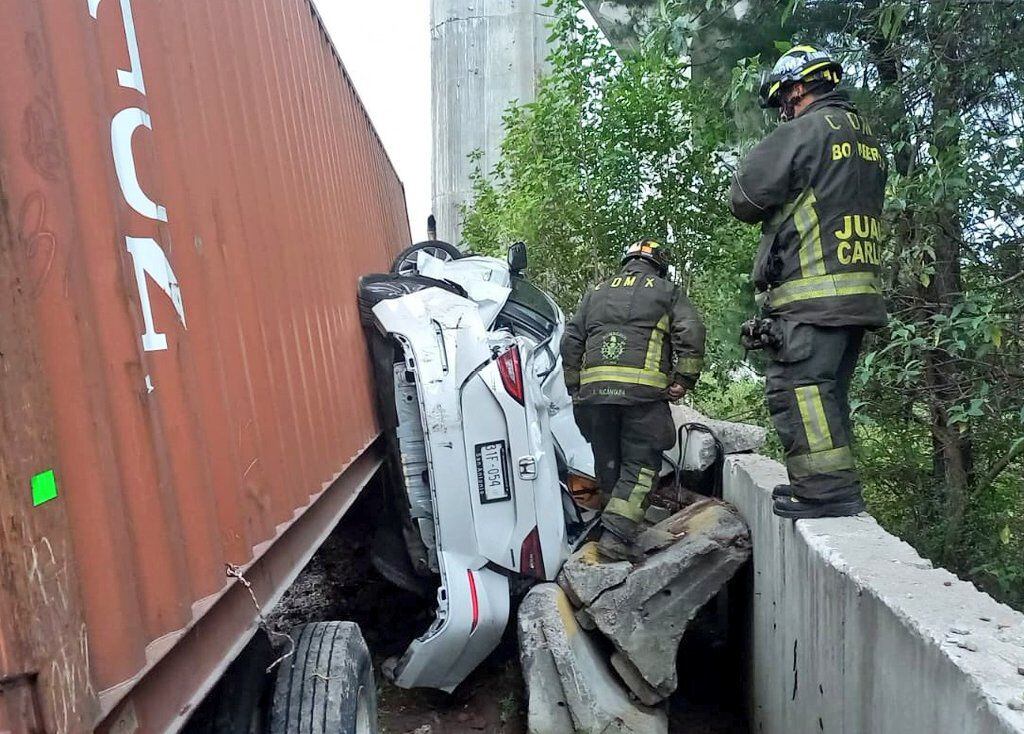 Carambola En La México Toluca Sobrevivió Conductor Que Quedó Pensando Entre Tráiler Y Valla De 2716