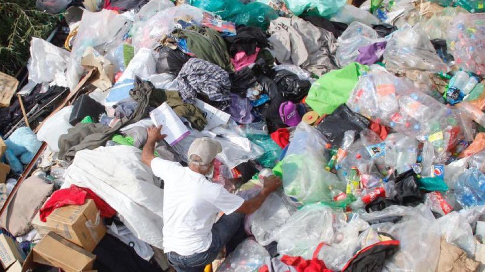 Antonio Freyermuth, exprofesor de la UNAM  y Poli, se convirtió en pepenador por 8 años, su casa tenía más de 10 toneladas de basura  (Red social X @Ecatepec)