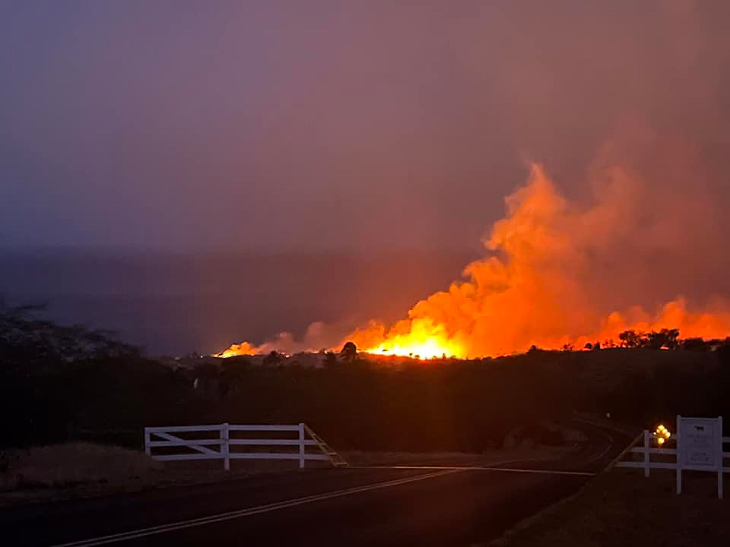 Kohala Ranch, en Hawaii, otras de las regiones que padecen los incendios en medio de la sequía y los fuertes vientos que agitan las llamas y las propagan (Senator Tim Richards / Zuma Press / ContactoPhoto)