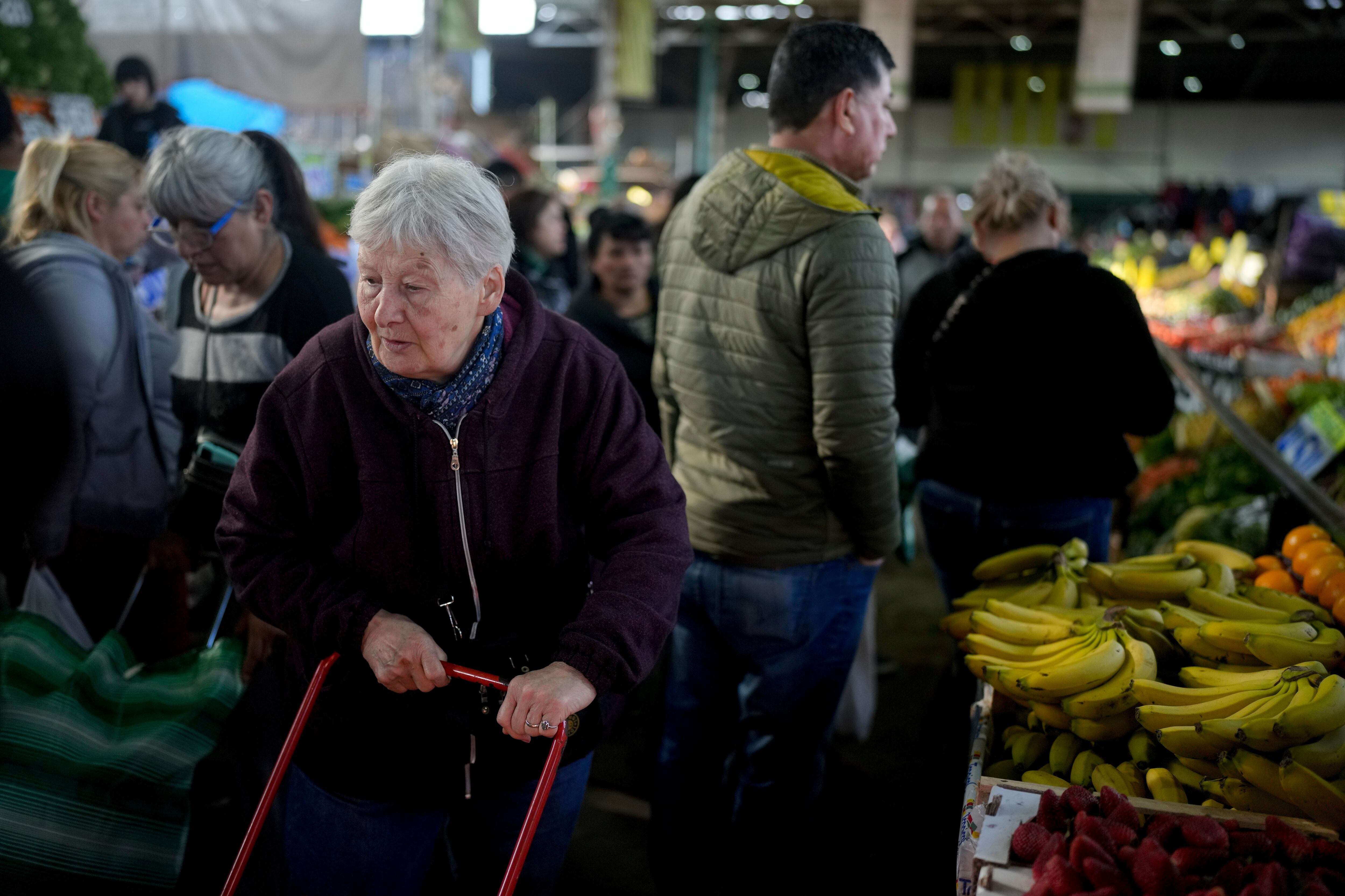 En Argentina, los consumidores lidian con una de las tasas de inflación más altas del mundo (AP Foto/Natacha Pisarenko)