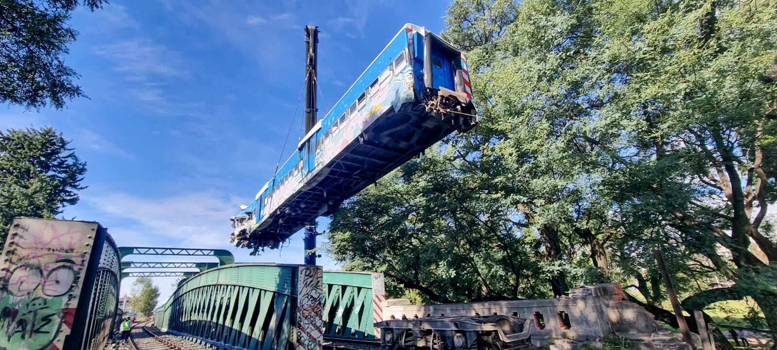 Trasladan los vagones por el choque de trenes en Palermo