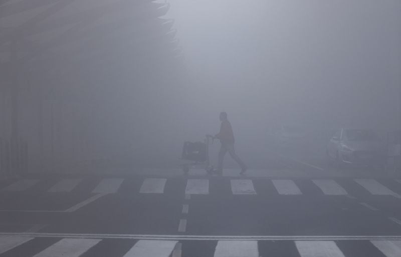 Aunque los peatones hayan visto a un auto que se acerca por sus luces, la niebla hace menos visibles a las personas para los automovilistas. Mantener la velocidad muy baja evitará sustos grandes. REUTERSAnushree Fadnavis/Archivo