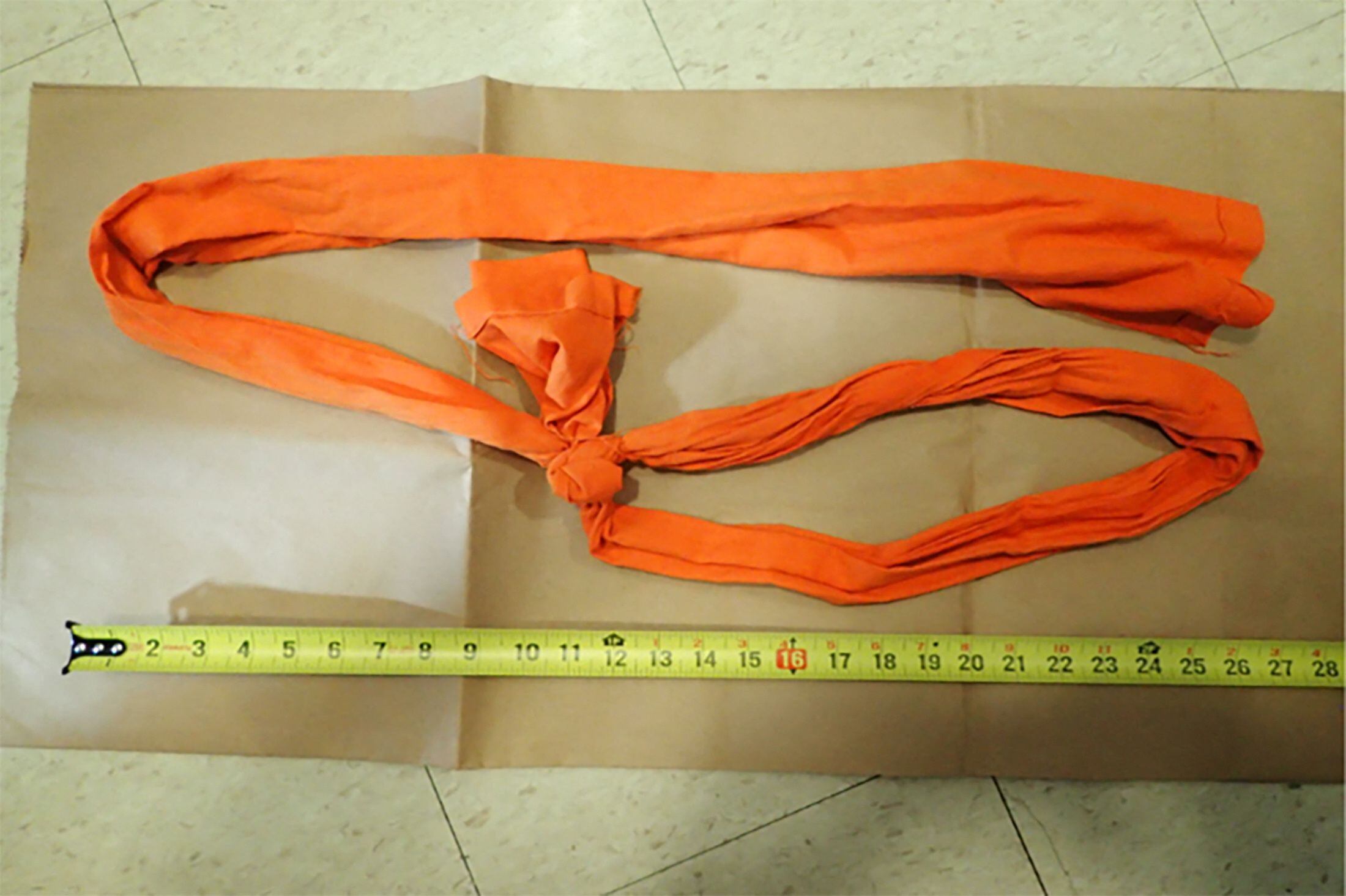 El cinturón que usó Epstein para ahorcarse en su celda (Reuters)