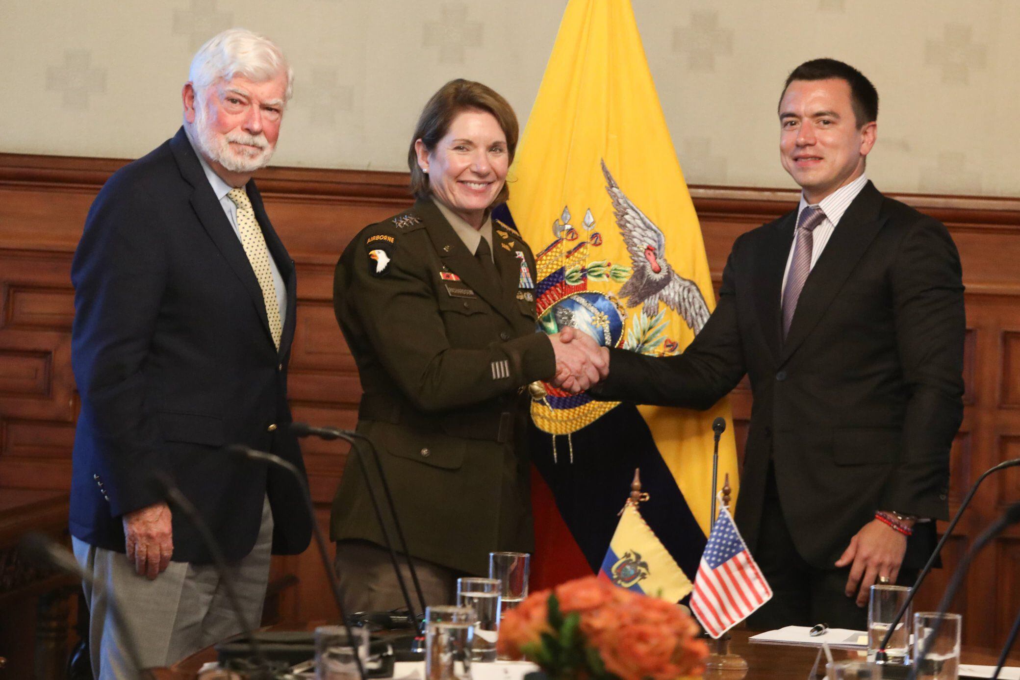El presidente de Ecuador, Daniel Noboa, el Senador Christopher Dodd y la Gral. Laura Richardson, Comandante del Comando Sur de EE. UU. (X/Presidencia de Ecuador)
