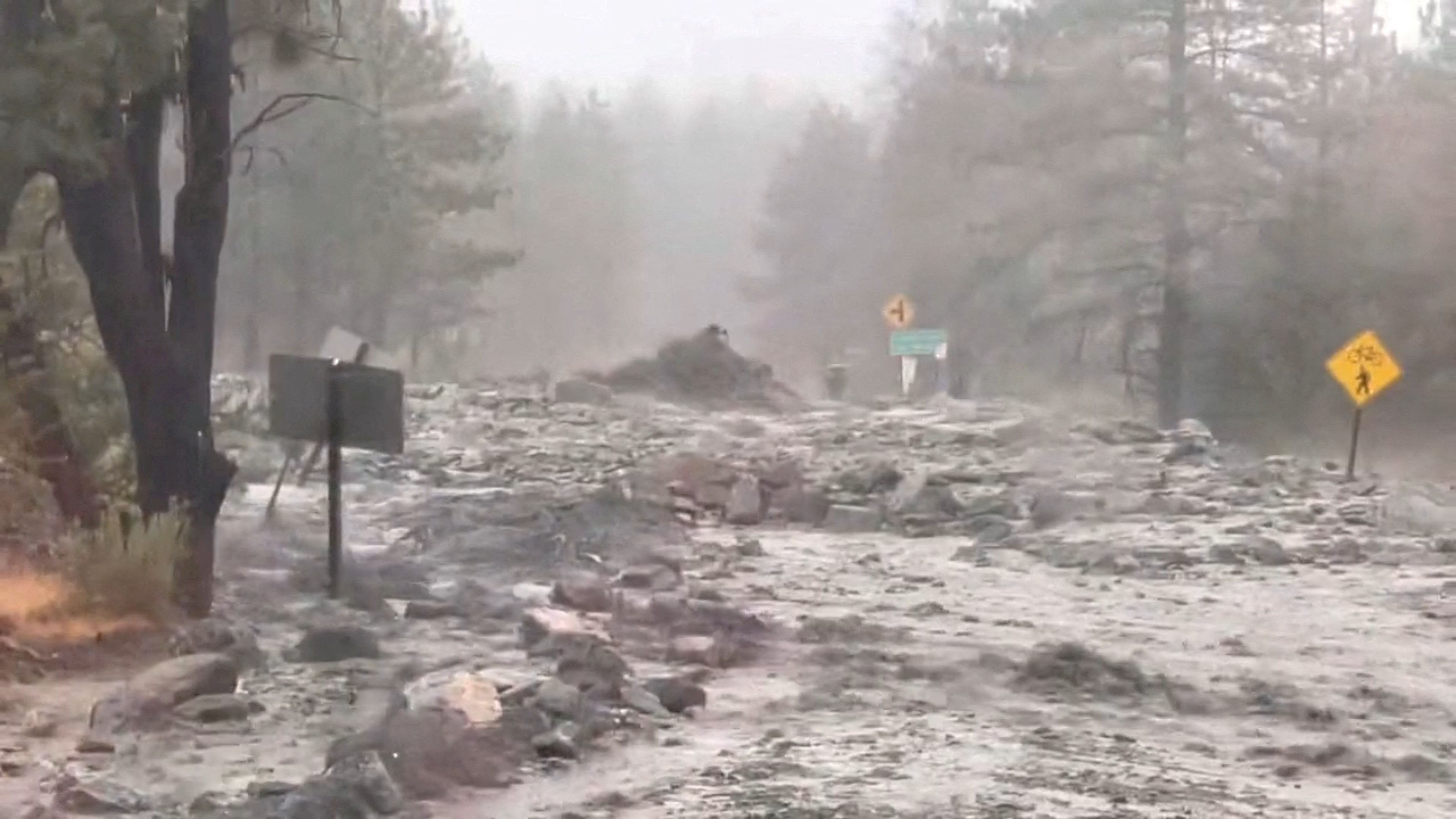 Inundación del domingo en la zona de Bosque Nacional Los Angeles, California (via Reuters)