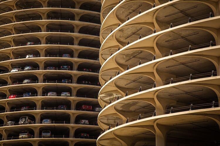 Marina City, un complejo de edificios de uso mixto que ocupa toda una manzana de la Calle State en Chicago, fue el primer complejo residencial de altura en Estados Unidos tras la Segunda Guerra Mundial y se le acredita como el responsable de reimpulsar los proyectos residenciales dentro de las ciudades (Shutterstock)