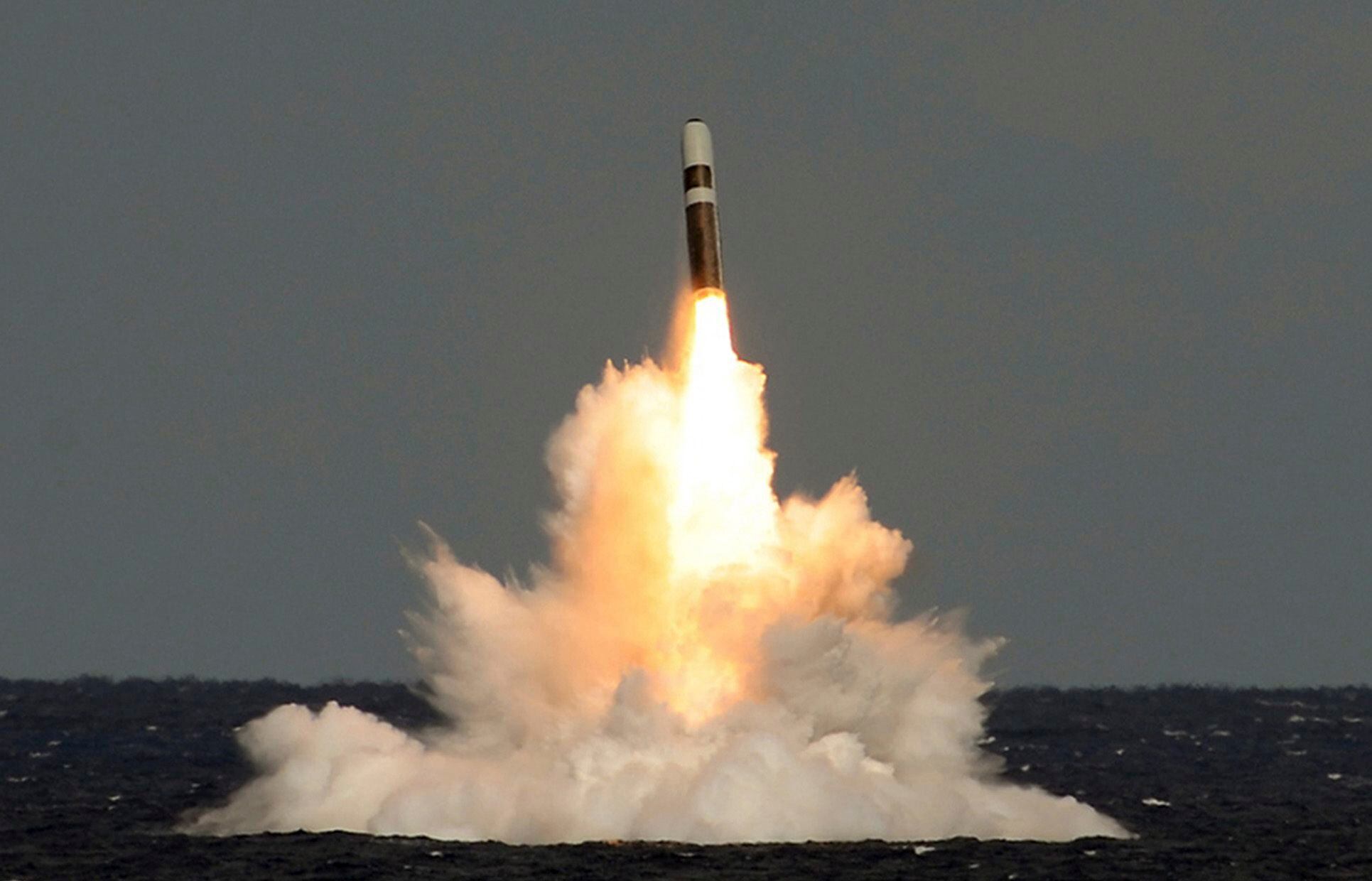 En este cuadro de un video publicado el miércoles 21 de febrero de 2024 por el Ministerio de Defensa del Reino Unido se muestra el disparo de un misil desde el HMS Vigilant, que lanzó un misil balístico no armado Trident II (D5) (MOD vía AP)