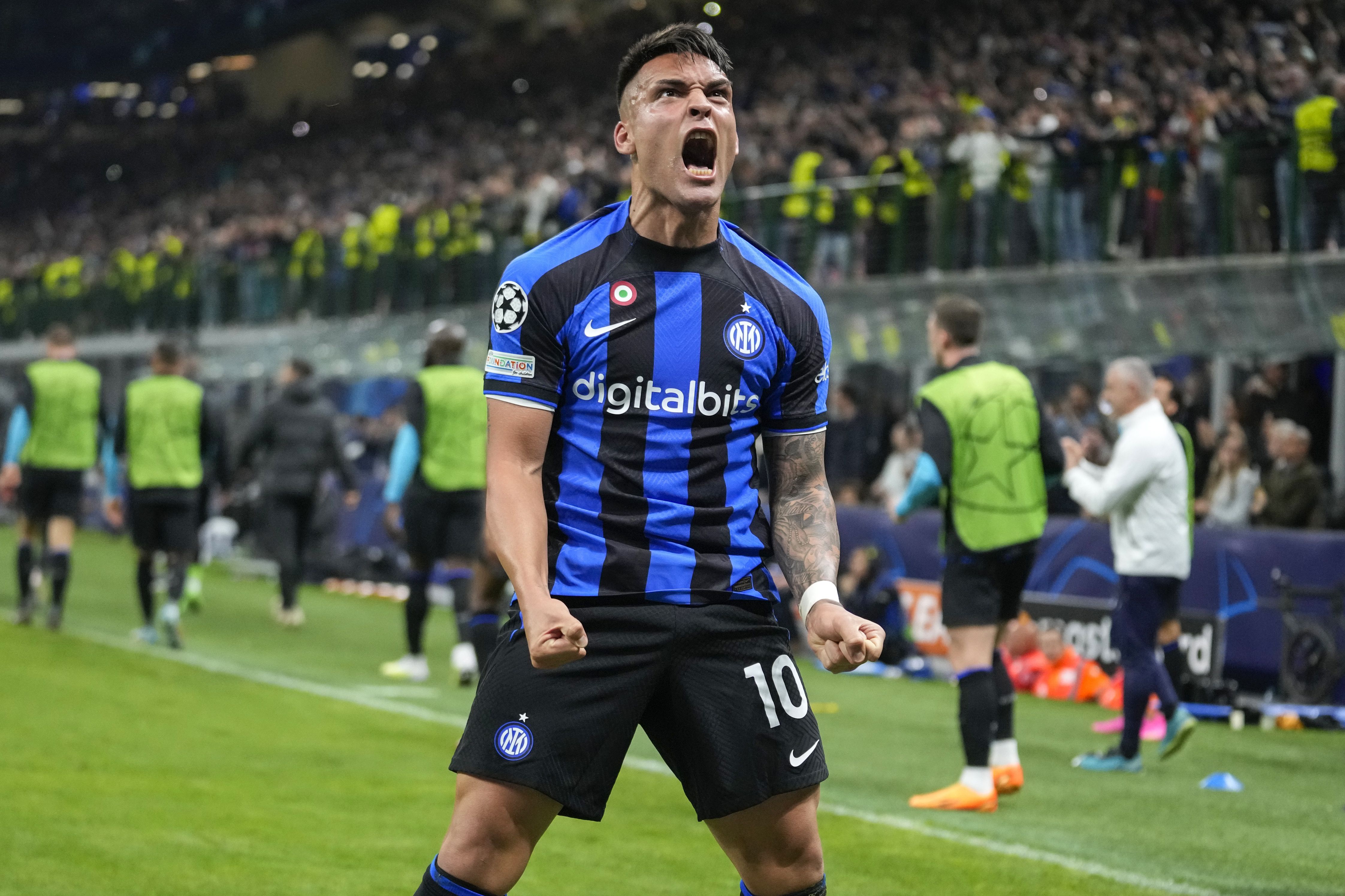 Lautaro Martínez, el único argentino titular en Turquía. Correa irá al banco del Inter; mientras que Julián Álvarez y Máximo Perrone serán suplentes en Manchester City. Valentín Carboni quedó afuera de los relevos del Inter (Foto: AP/Luca Bruno)