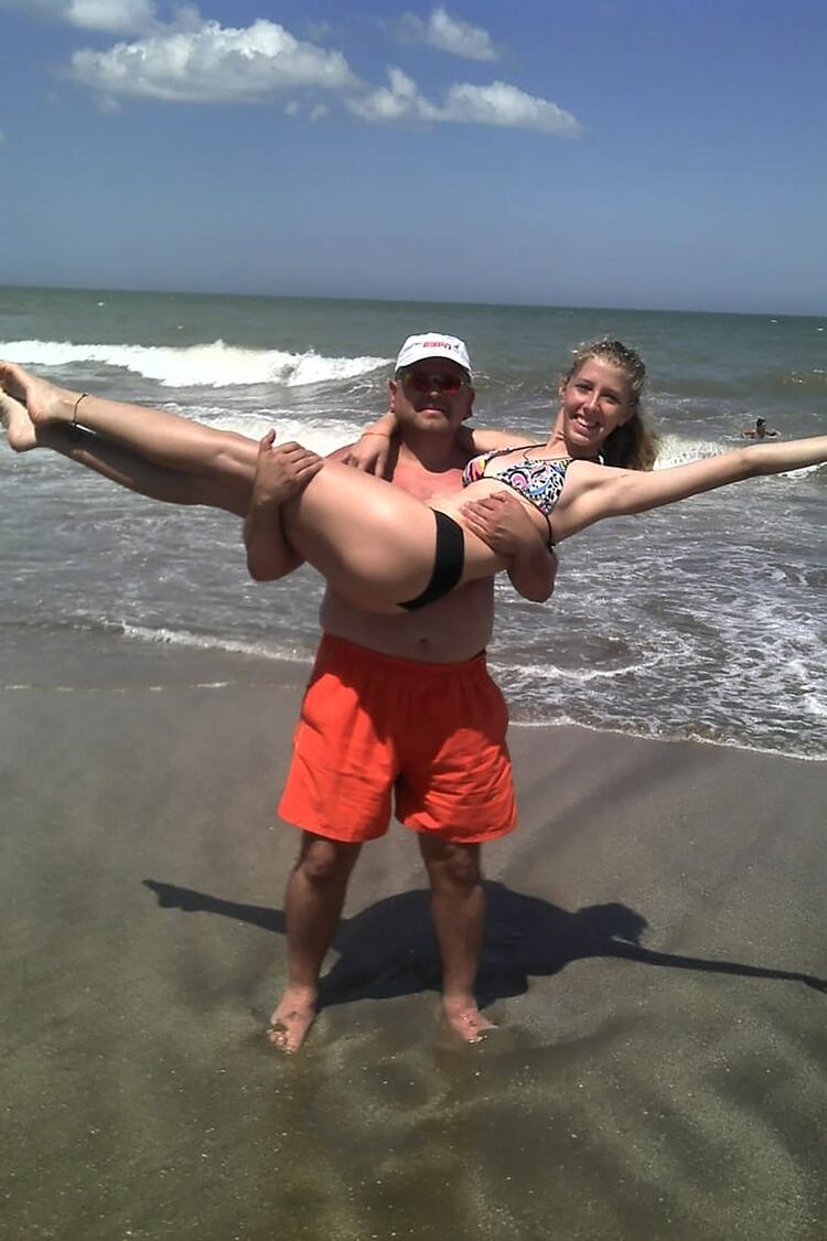 Priscila junto a su papá, Fabián, en la playa de Gesell (Foto: gentileza familia Ochoa)