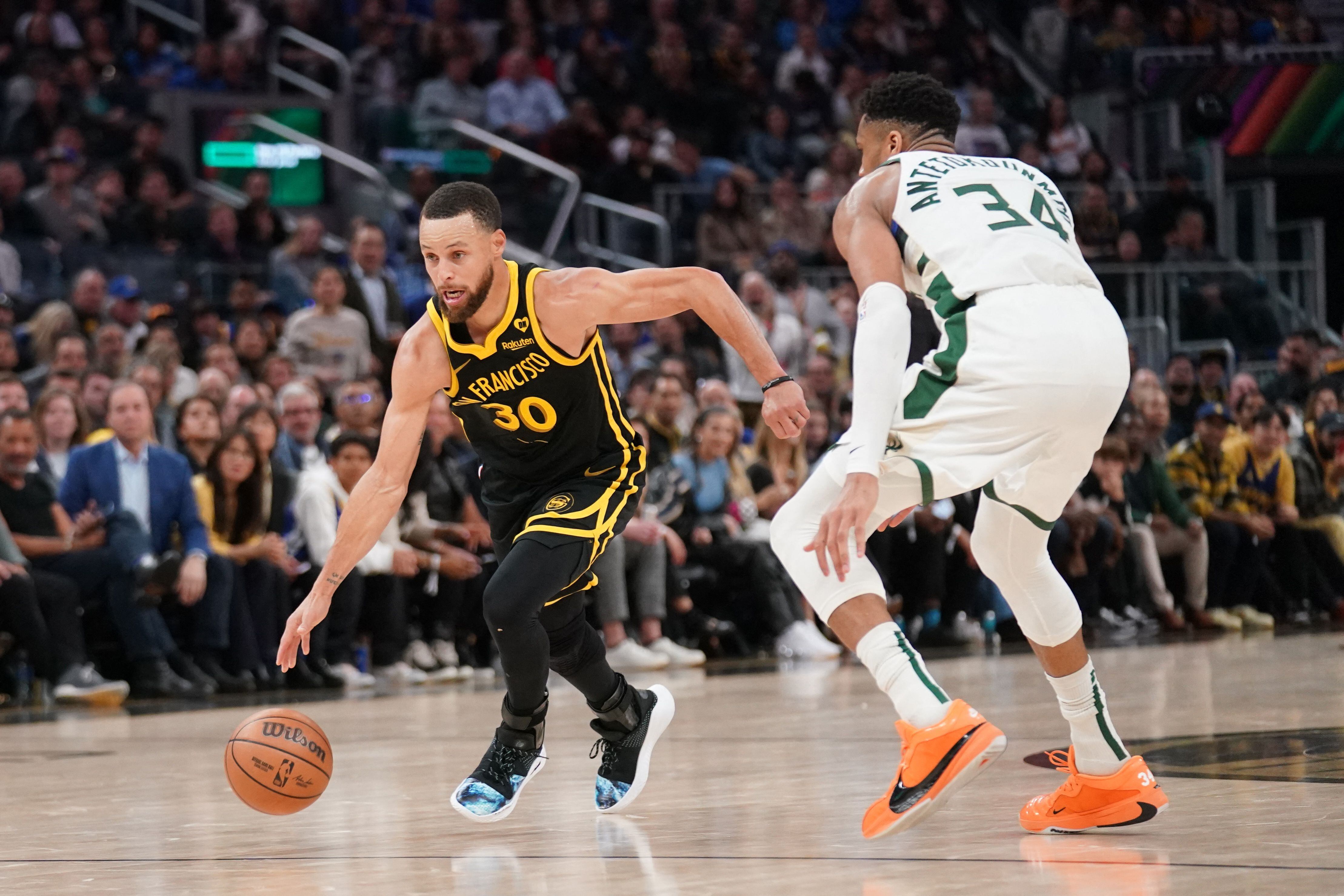 Stephen Curry contra Giannis Antetokounmpo durante el partido entre Warriors y Bucks (Cary Edmondson-USA TODAY Sports)