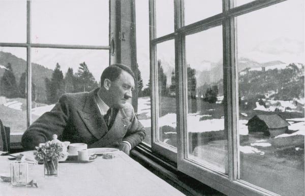 Hitler en un rara foto doméstica almorzando en los Alpes (Heinrich Hoffmann/The LIFE Picture Collection/Getty Images)