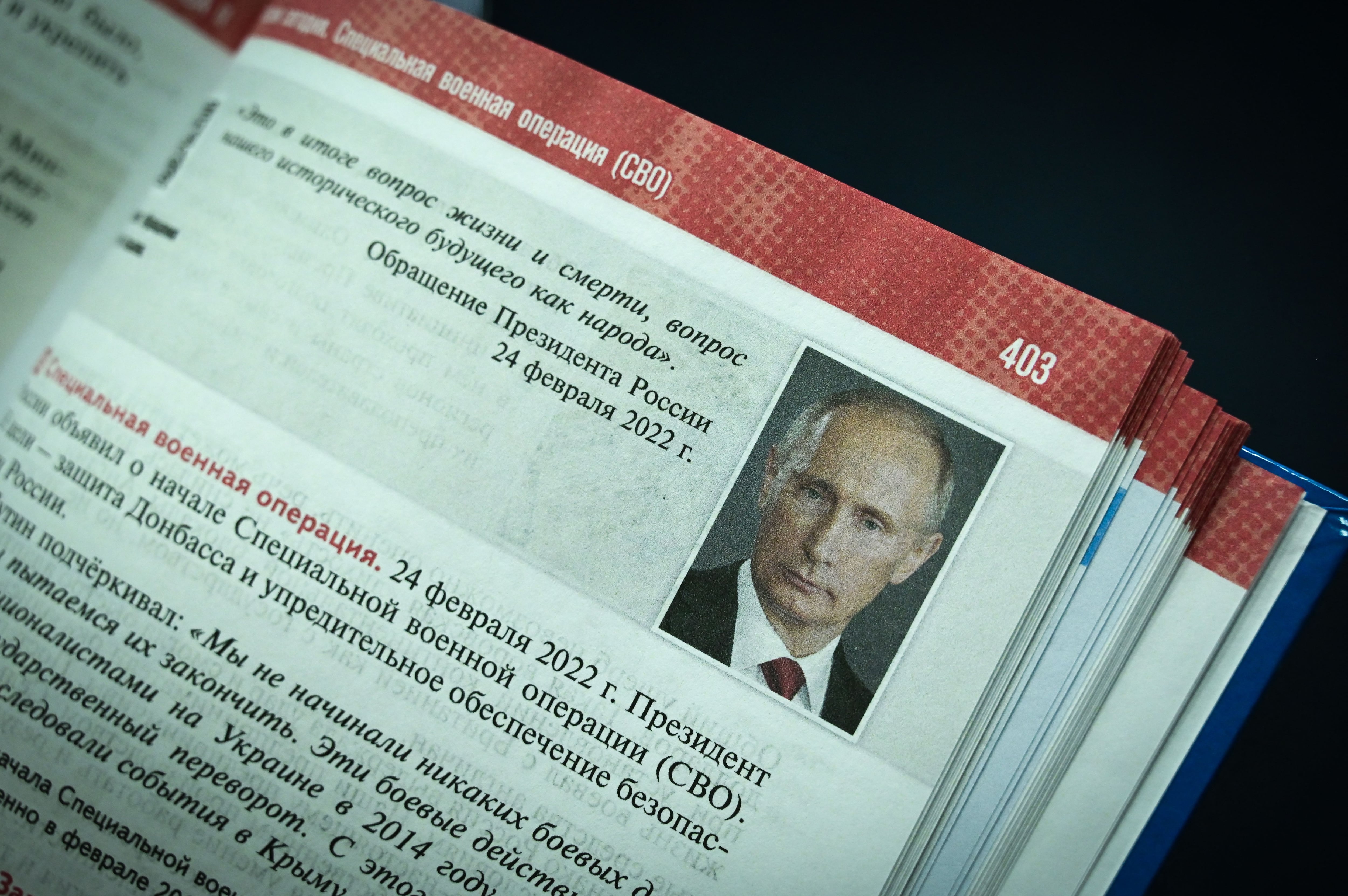 Retrato de Vladimir Putin en el libro escolar (AFP)