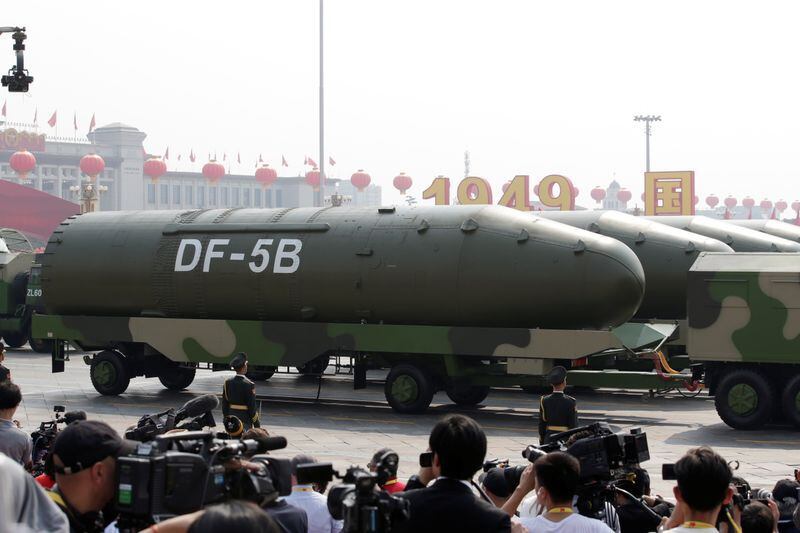 Vehículos militares que transportan misiles balísticos intercontinentales DF-5B pasan por la plaza de Tiananmen. REUTERS/Jason Lee