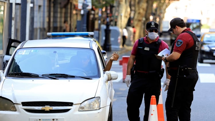 Las personas exceptuadas de la cuarentena obligatoria deben tramitar el permiso único para circular (Foto: NA)