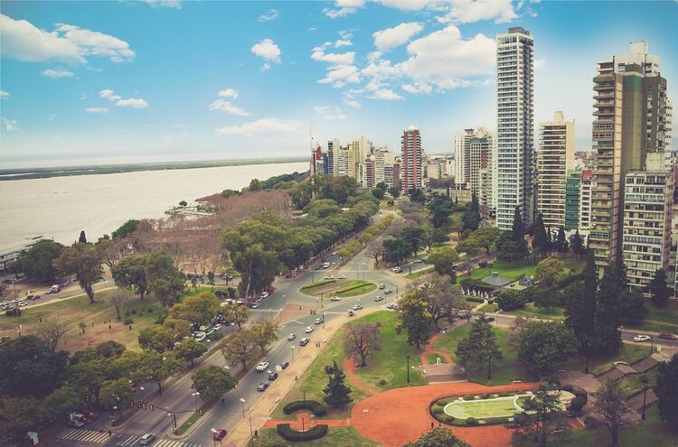 Rosario es una importante ciudad portuaria de Argentina que se encuentra a la orilla del río Paraná, a 300 km de la capital, Buenos Aires (Shutterstock)