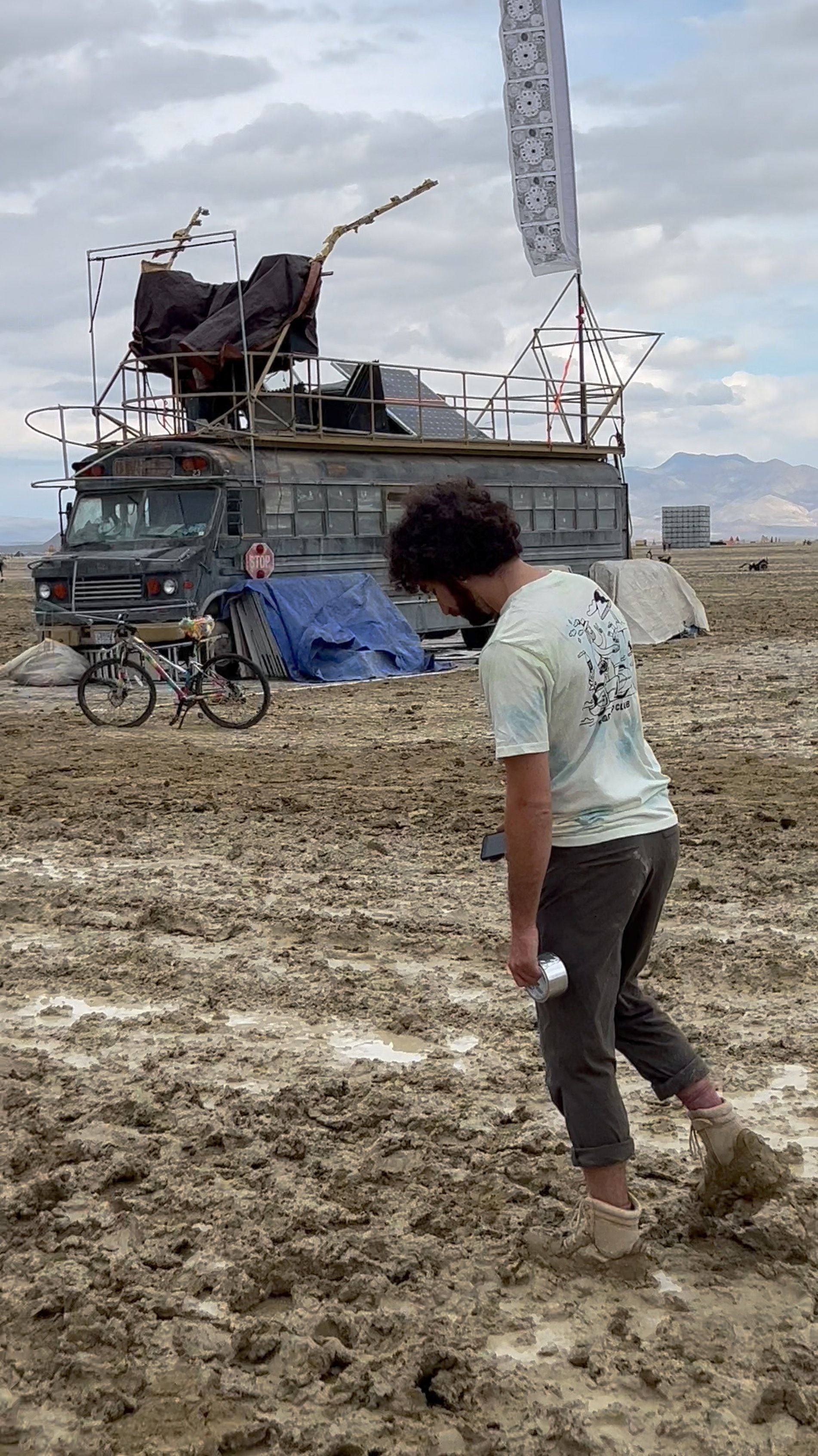 Miles de personas que acamparon en el desierto no pueden salir debido al lodazal (Evi Airy/via REUTERS)