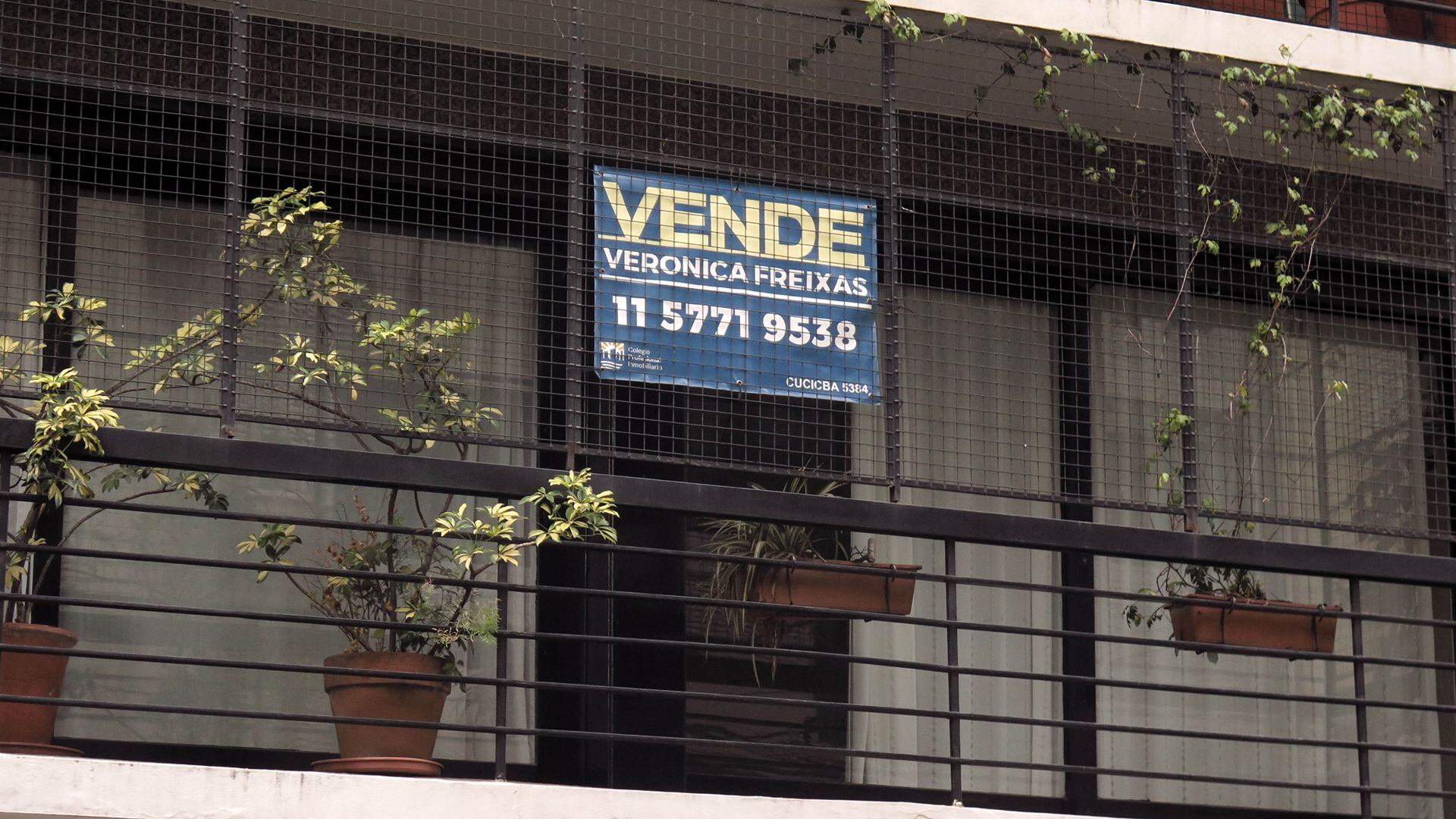 Amores reales Un departamento con cartel de venta