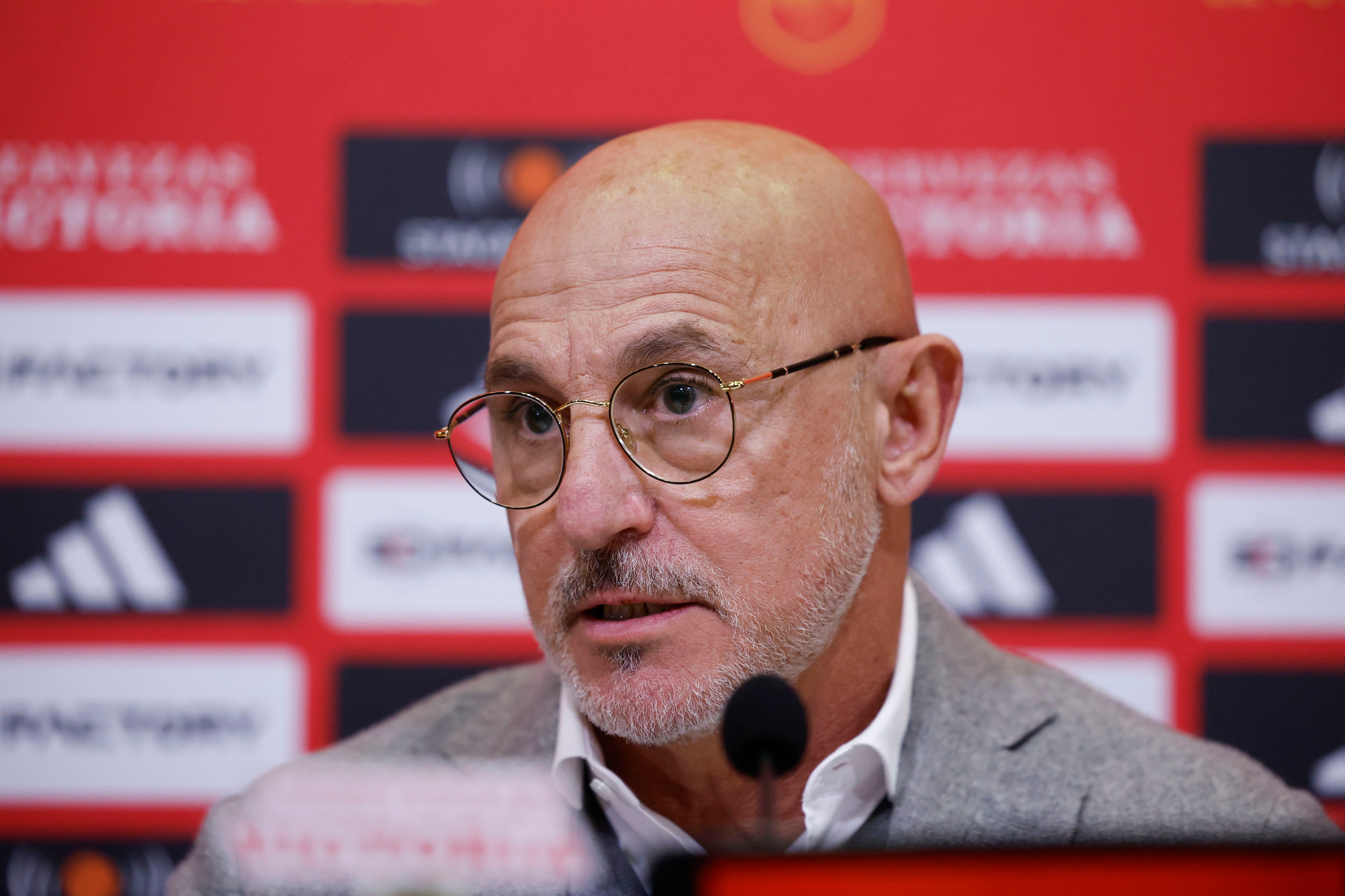 El entrenador de la selección española, Luis de la Fuente, durante una rueda de prensa ofrecida este viernes en la Ciudad del Fútbol de Las Rozas. EFE/Zipi Aragón
