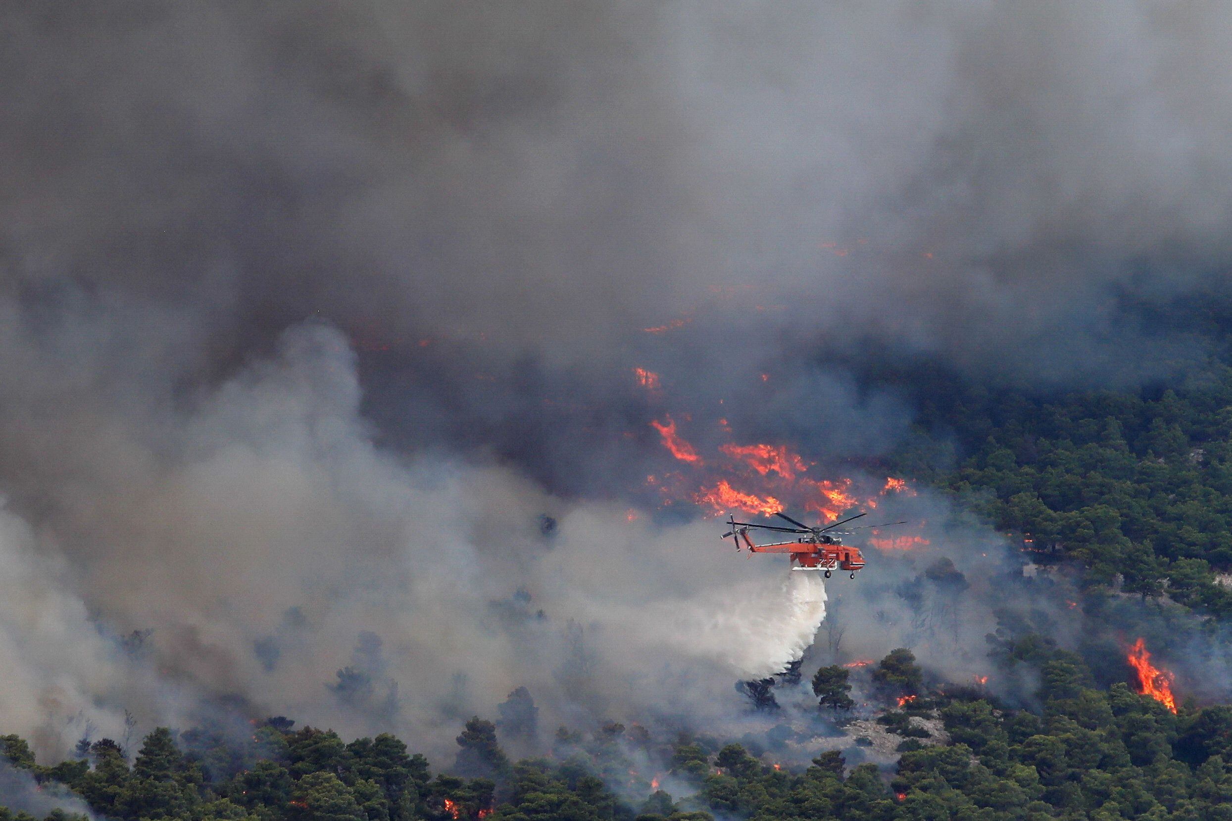 El incendio forestal a pocos kilómetros de la capital griega (Reuters)