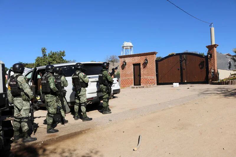 Foto de archivo. Soldados vigilan la entrada de una casa tras la detención del líder de la banda narcotraficante mexicana Ovidio Guzmán, hijo del encarcelado capo Joaquín "El Chapo" Guzmán, en Jesús María, México, 7 de enero, 2023. REUTERS/Stringer