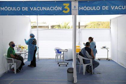 Trabajadores de salud administran dosis de la vacuna contra el COVID-19 en Santiago, Chile. Marzo, 2021. REUTERS/Ivan Alvarado