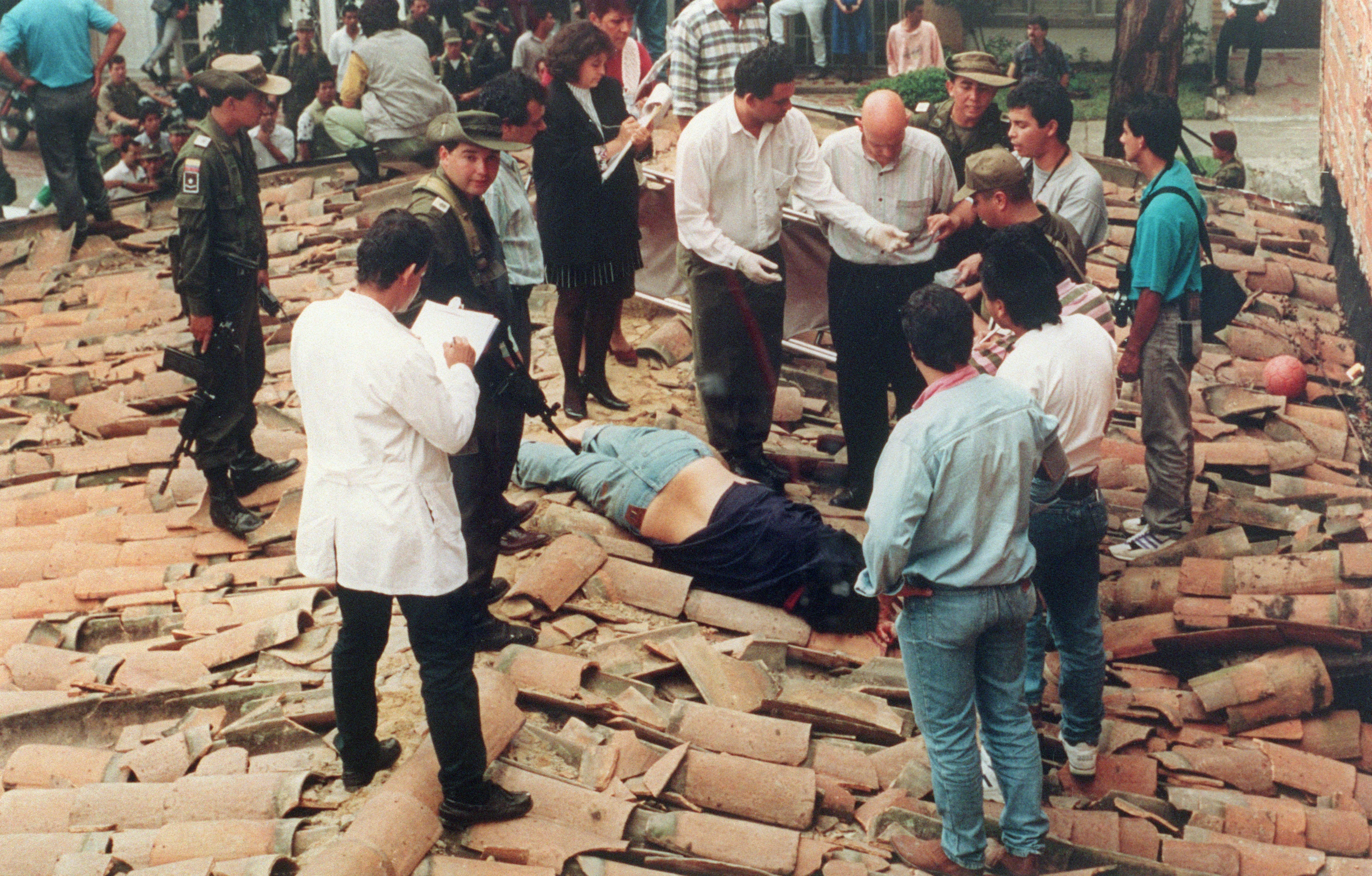 El cuerpo sin vida de Pablo Emilio Escobar Gaviria sobre el tejado donde fue ultimado el 2 de diciembre de 1993