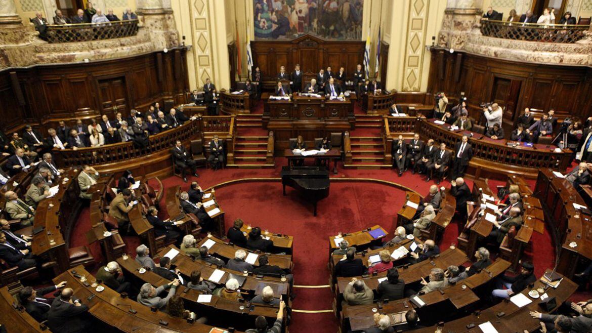 El Parlamento de Uruguay, compuesto por una cámara de representantes y una de senadores, cuenta con una representación femenina de apenas un 25,3%