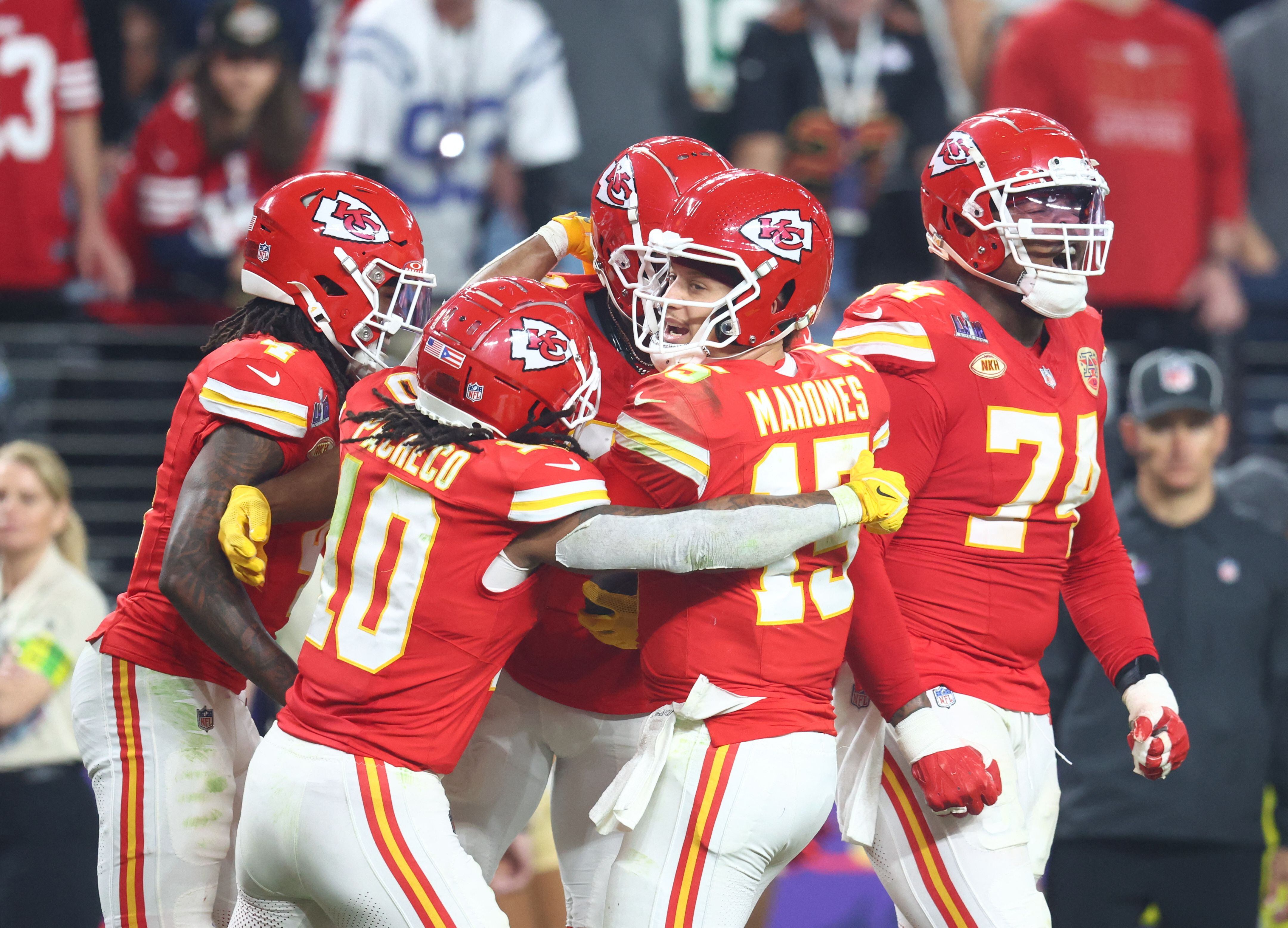 El mariscal de campo de los Kansas City Chiefs, Patrick Mahomes (15), celebra con sus compañeros después de una anotación contra los San Francisco 49ers en la segunda mitad del Super Bowl LVIII en el Allegiant Stadium. (Mark J. Rebilas/USA TODAY Sports)