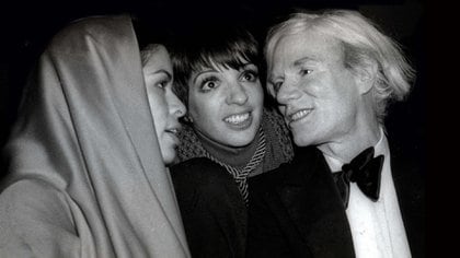 Liza junto a Bianca Jagger y Andy Warhol en el famoso Studio 54 de Nueva York (Adam Scull/Shutterstock)
