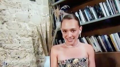 La actriz de Poco Ortodoxa, Shira Haas participó de la alfombra roja virtual luciendo un look de Chanel de la última temporada. Un diseño strapless con detalles de flores. Lo completó con joyas de brillantes  