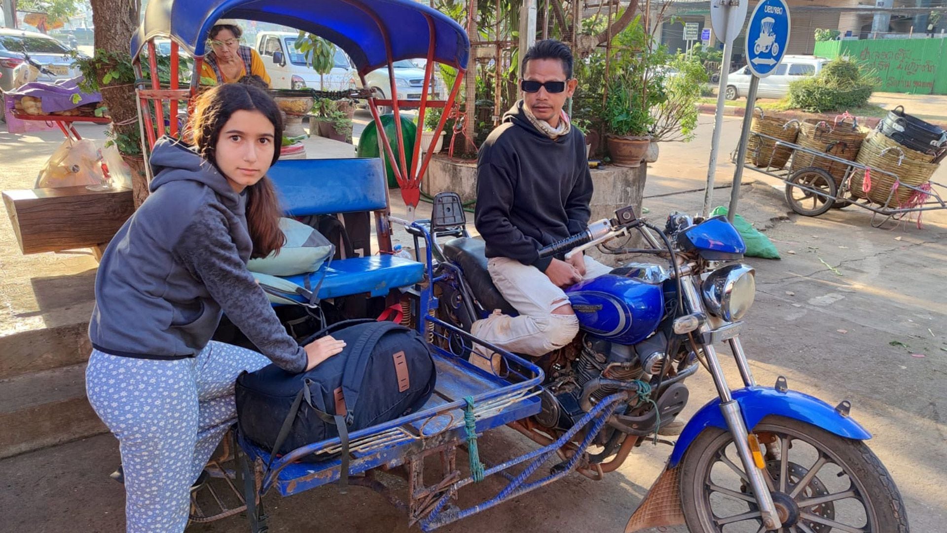 Sebastián junto a su hija Luna antes emprender parte de la travesía en moto