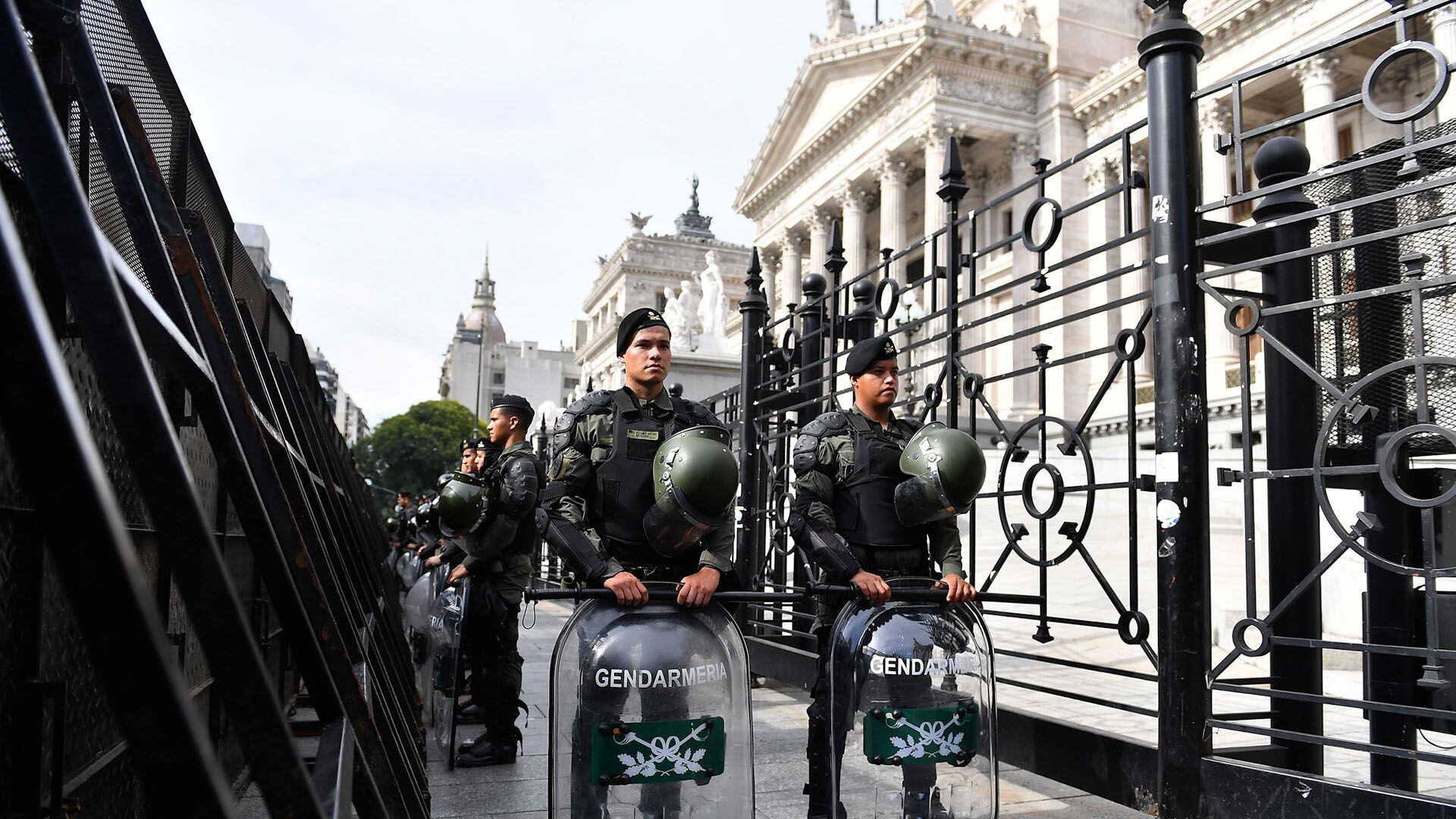 Debate de la Ley Ómnibus en el Congreso exterior seguridad vallado portada