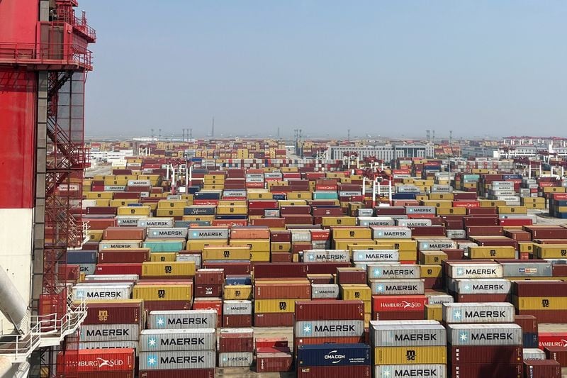 Contenedores apilados en una terminal en el puerto de aguas profundas de Yangshan, en Shanghái, China (REUTERS/Casey Hall)