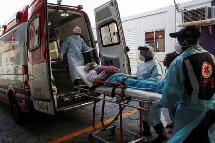 Trabajadores de salud trasladan una paciente contagiada de coronavirus al servicio de emergencias de un hospital de Sao Paulo. FOTO DE ARCHIVO. Julio, 2020. REUTERS/Amanda Perobelli