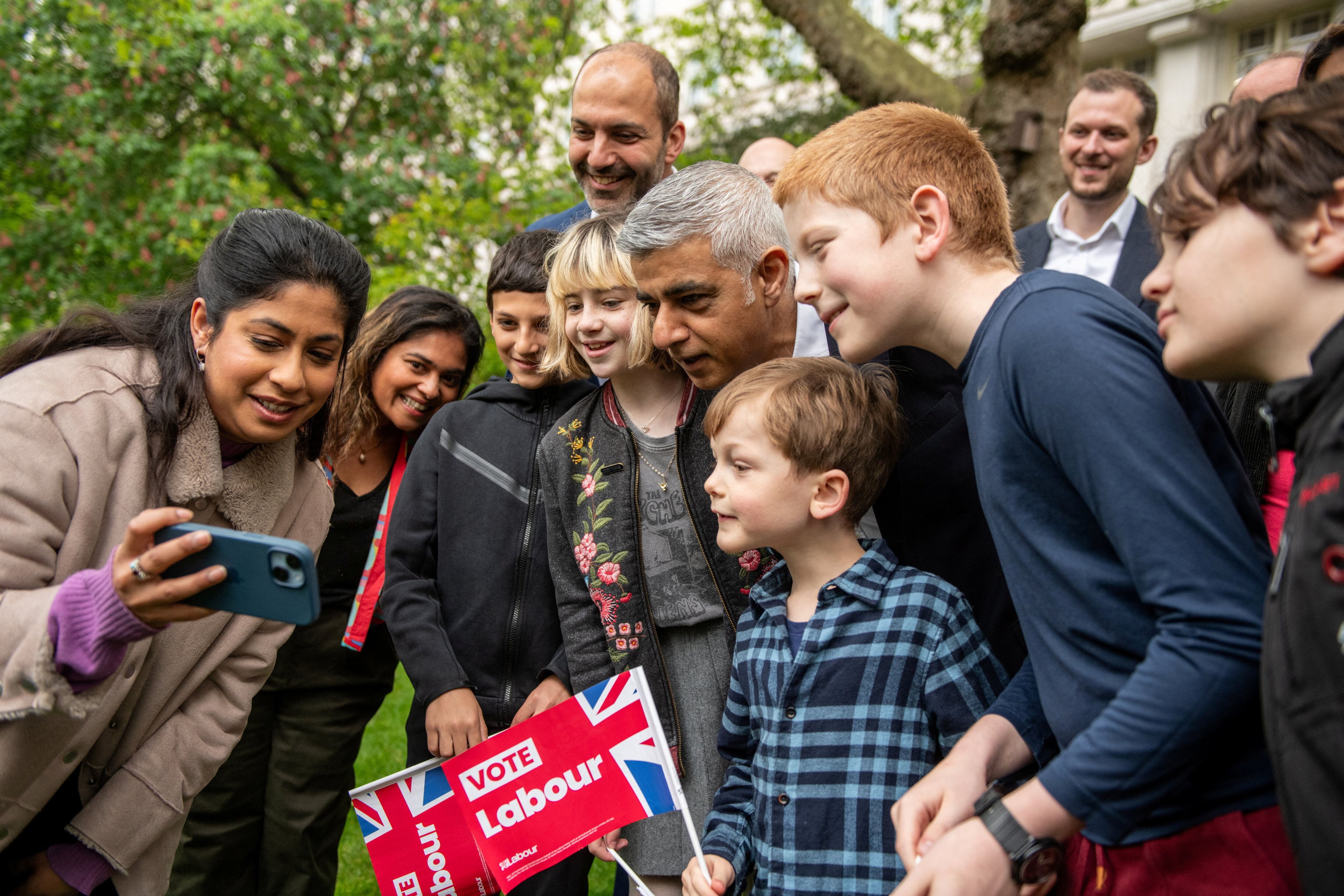 Sadiq Khan durante un acto con jóvenes (REUTERS/Chris J. Ratcliffe)