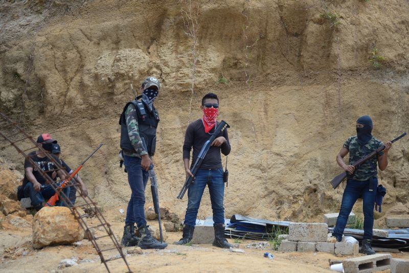 Vigilantes de autodenominado "El Machete",  un grupo armado formado en su mayoría por indígenas para defenderse de los cárteles de la droga, son vistos durante una asamblea con comunidades indígenas, en Pantelho, Chiapas, México 18 de julio de 2021. REUTERS/Jacob García