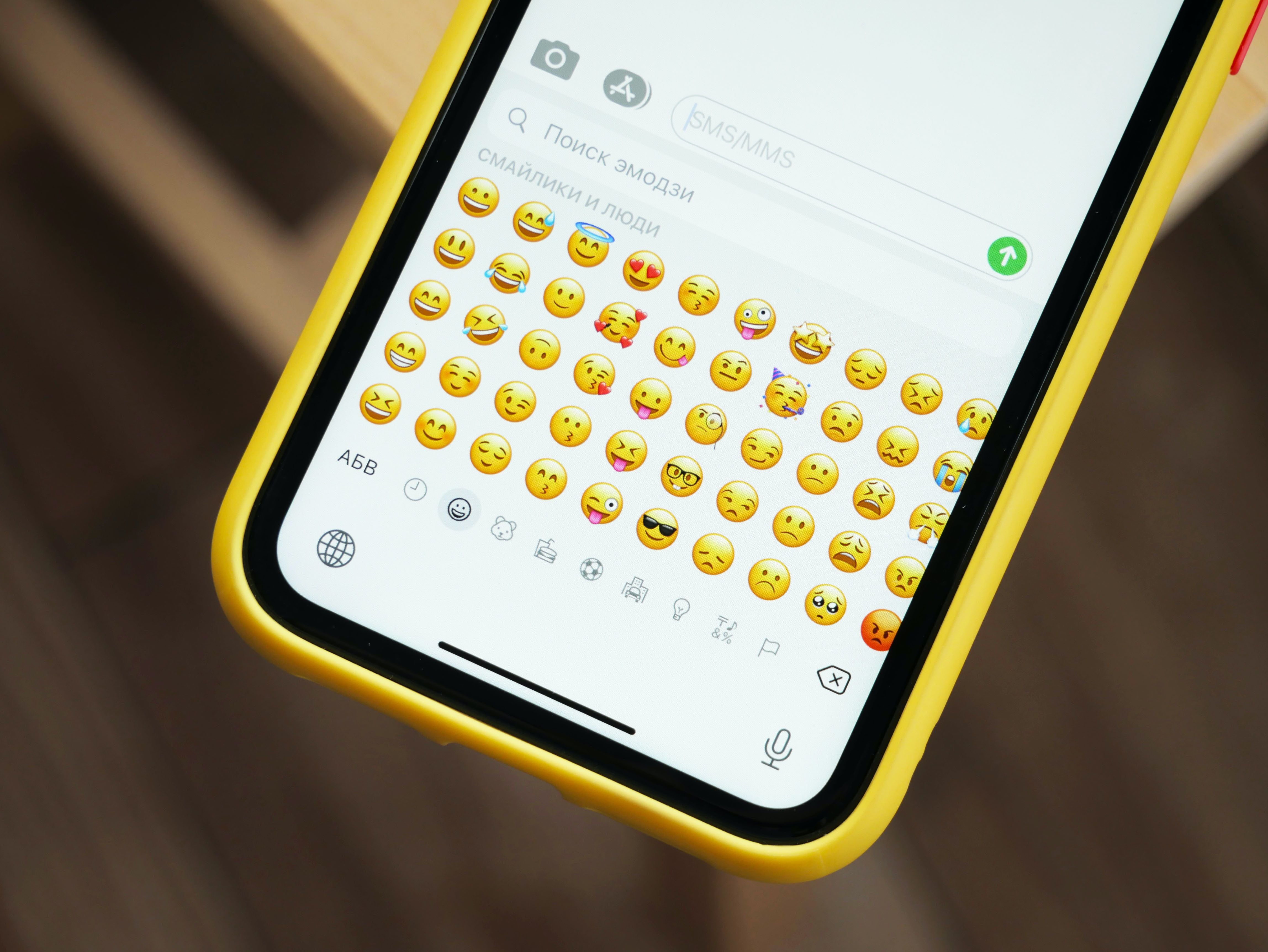 Ante la cantidad de emojis, es normal que muchos no se entiendan o no haya claridad de cómo usarlos porque pueden significar varias cosas al tiempo. (Unsplash)