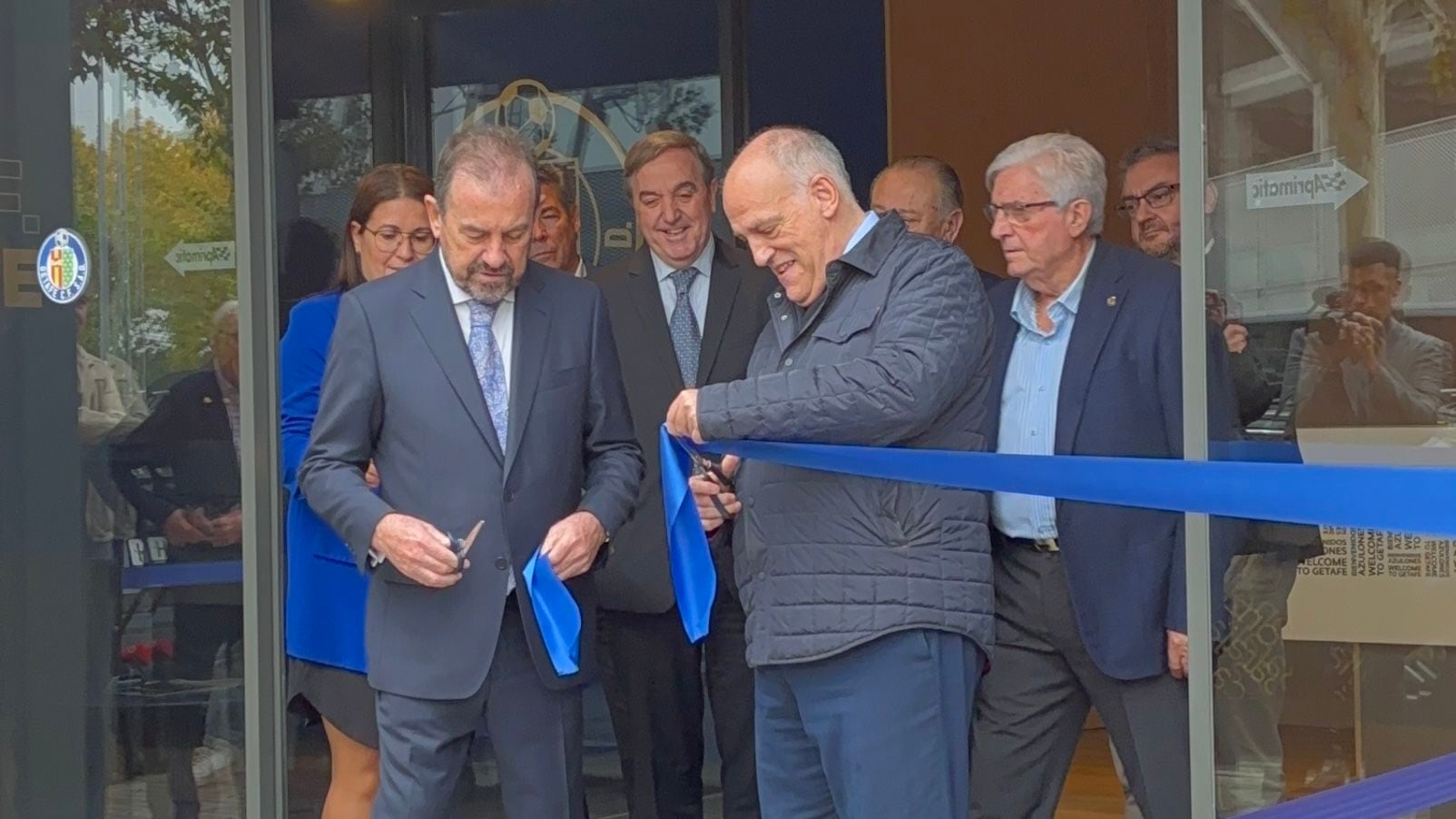 El presidente del Getafe, Ángel Torres, y el presidente de LaLiga, Javier Tebas, en el acto de presentación de las nuevas oficinas del Getafe CF. (Infobae España)