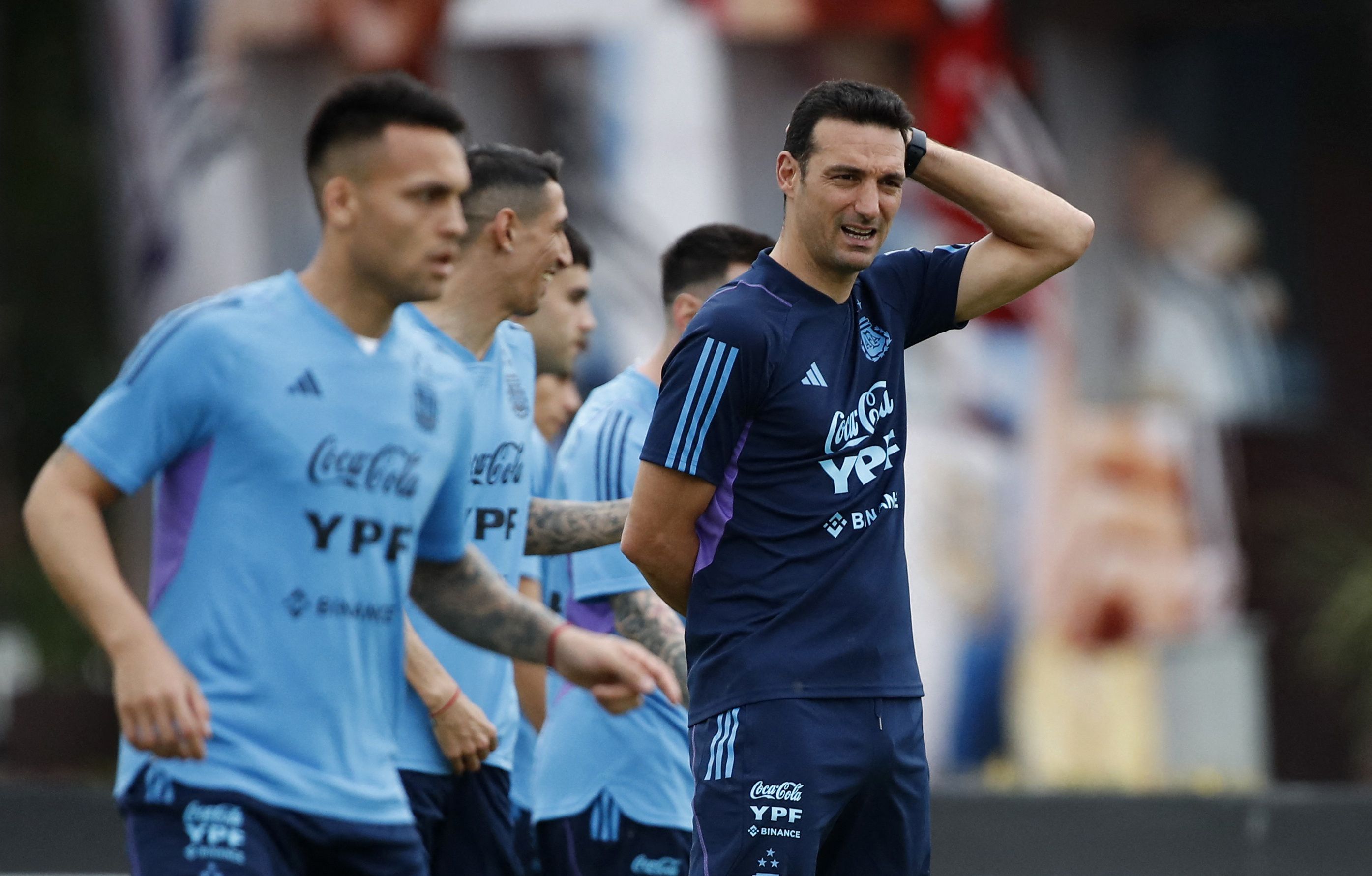 La sorpresa en el segundo entrenamiento de la selección argentina: Lionel Scaloni sumó un inesperado refuerzo - Infobae