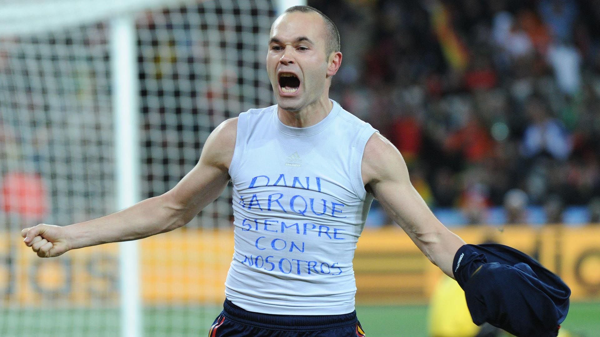 Andrés Iniesta celebra el gol frente a Holanda rindiendo homenaje a su amigo Dani Jarque. (AFP/Gabriel Bouys)