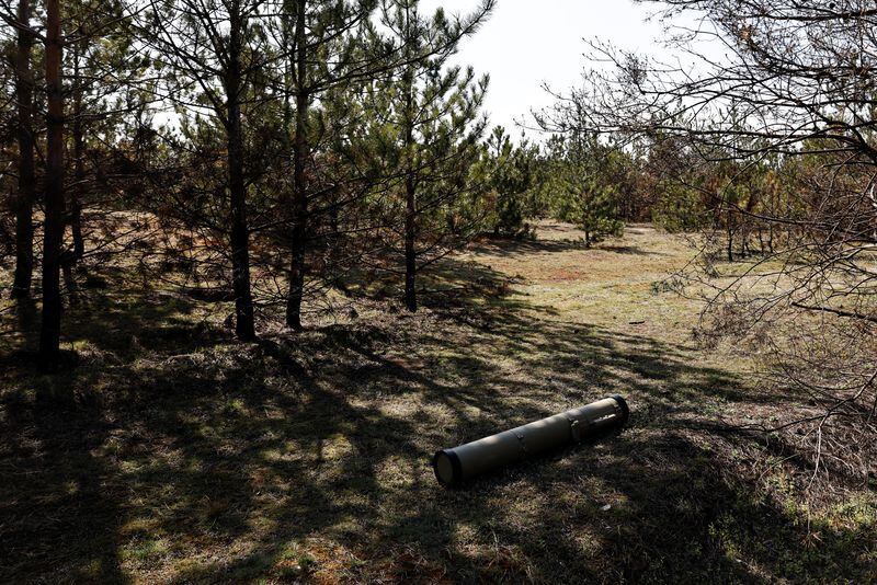 Un proyectil Kornet utilizado por soldados ucranianos en un lanzamisiles ruso Kornet capturado yace en el bosque cerca de Kreminna, Luhansk, Ucrania (REUTERS/Violeta Santos Moura)