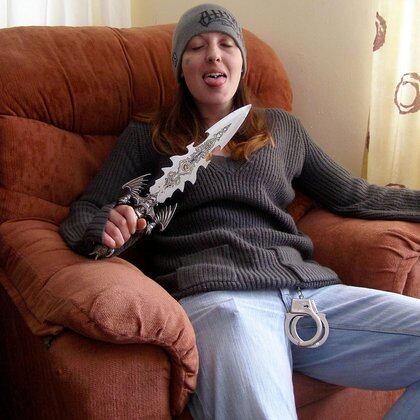 Joanna Dennehy posando para una foto con un cuchillo. Sus crímenes fueron tremendamente violentos y ella confesó sentir "la lujuria de la sangre" (Shutterstock) 