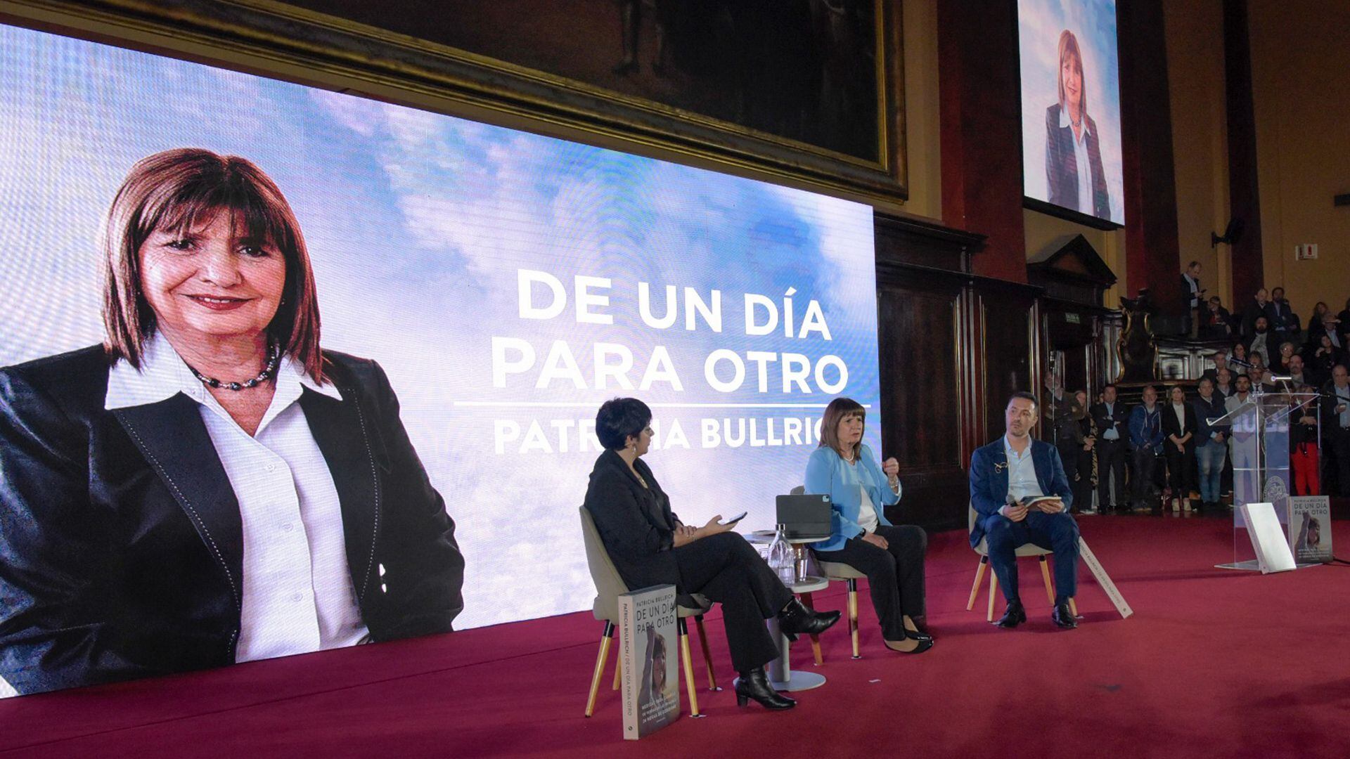 Patricia Bullrich en la presentación de su libro, con Luis Petri y Silvina Martínez