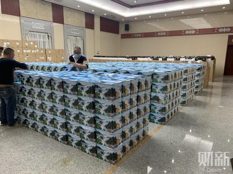 Las urnas apiladas en una funeraria de Wuhan, epicentro de brote de coronavirus en China. El régimen chino también mintió sobre la cantidad de muertos, de acuerdo a una investigación periodística independiente (Foto: Caixin)