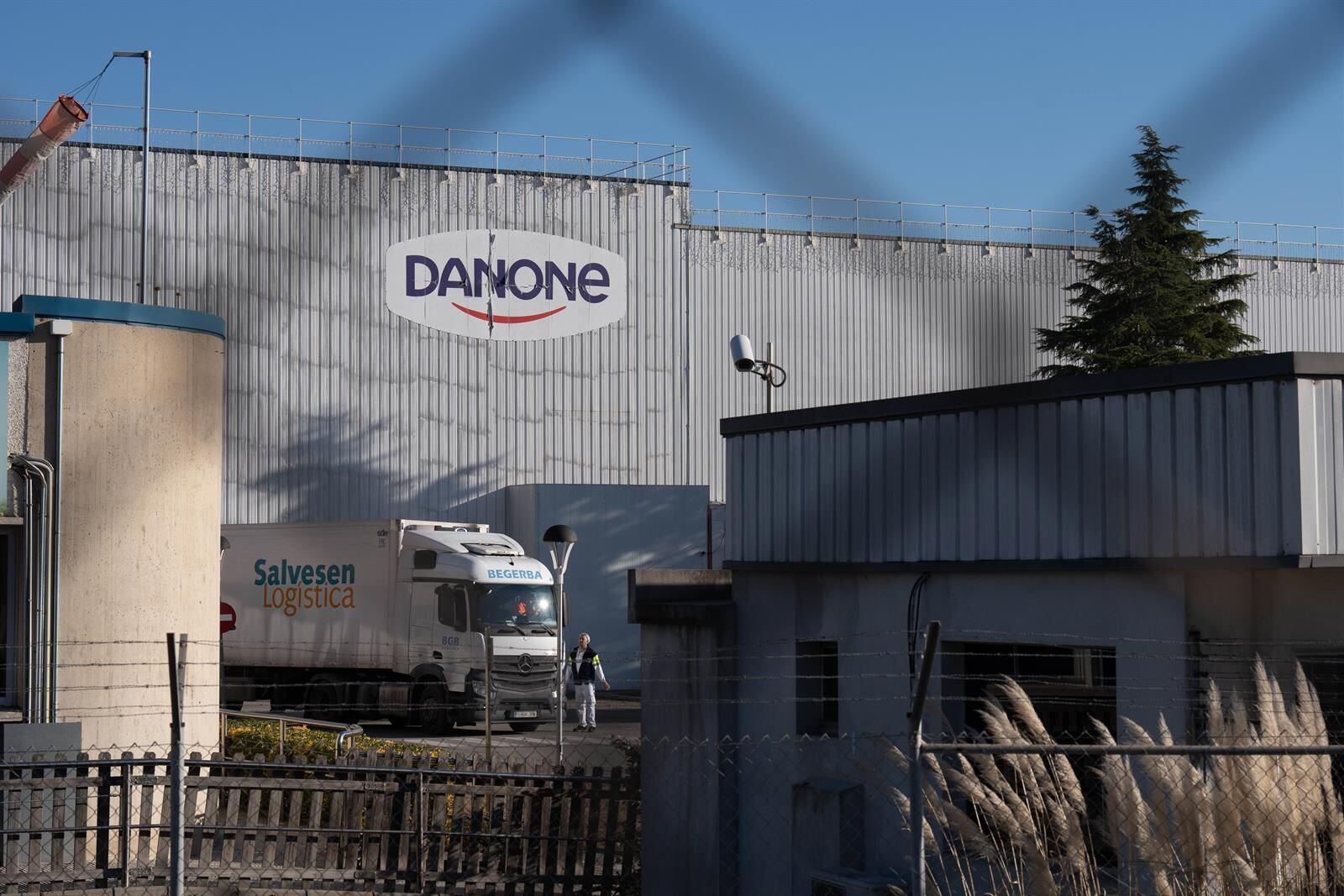 12/01/2024 Un camión frente a la fábrica de Danone España, a 12 de enero de 2024, en Parets del Vallès, Barcelona, Catalunya (España). Danone España ha iniciado el proceso de diálogo con los sindicatos para negociar las condiciones del cierre de la fábrica de Parets del Vallès (Barcelona). El cierre se debe a una caída de las ventas de los productos que se fabrican en la planta. La compañía ha expresado su intención de buscar un comprador para la planta y promover la reindustrialización. CC.OO. ha rechazado "rotundamente" el cierre, ha instado a la empresa a mantener la producción en la planta y ha reclamado negociar un plan que permita continuar la actividad y mantener los puestos de trabajo.
POLITICA 
David Zorrakino - Europa Press
