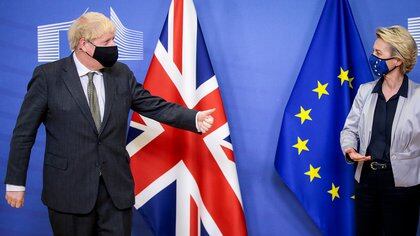 La Presidente de la Comisión Europea, Ursula von der Leyen, el jueves en Bruselas con el Primer Ministro británico, Boris Johnson. /REUTERS