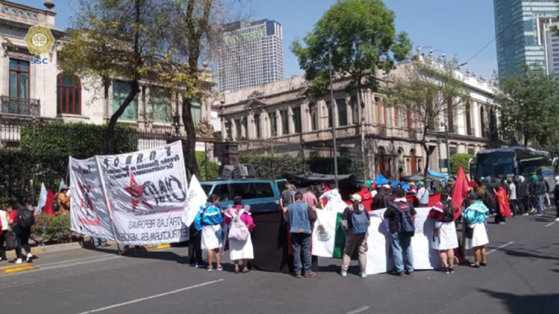 Padres, madres y miembros de la comunidad estudiantil se hicieron presentes en la manifestación.