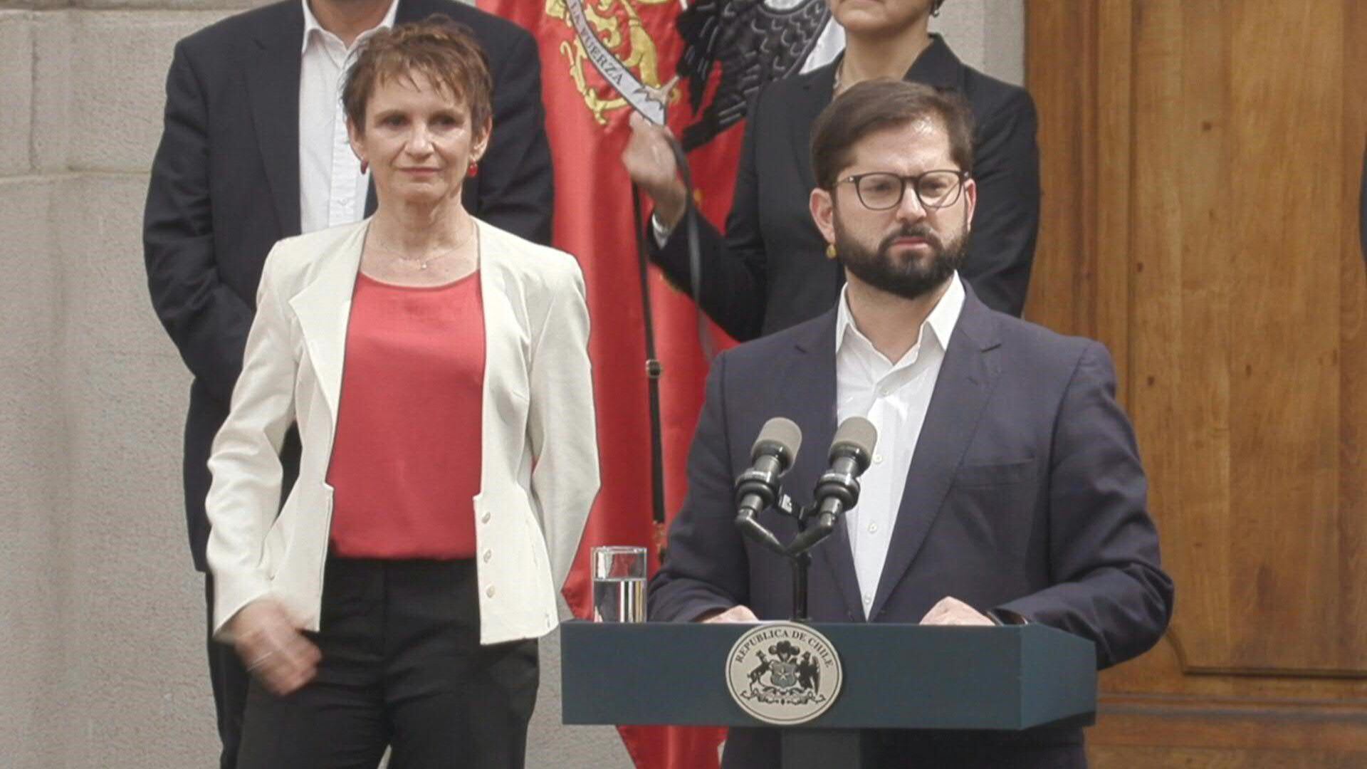 El presidente Gabriel Boric junto a la ministra del Interior, Carolina Tohá, quien defendió el rol del gobierno en estas conversaciones.