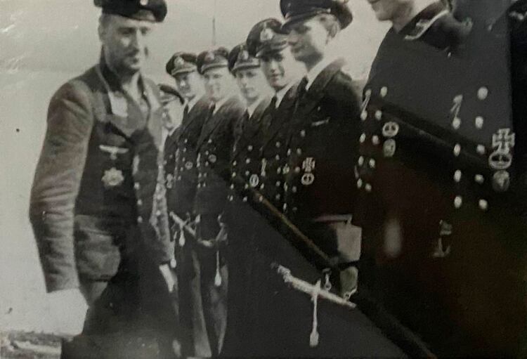 Una escena similar a la que ocurriría unos meses más tarde en Mar del Plata. La tripulación del U530 formada en cubierta antes del franco en el puerto de Lorient.